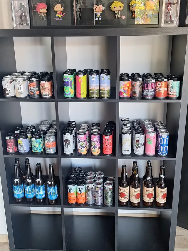 Scaffale completo birre e Funko Pop